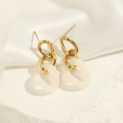 Pendientes de oro con eslabones blancos.