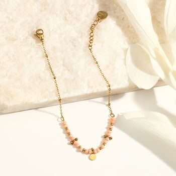 Bracelet chaîne dorée avec perles roses et pampille ronde 1