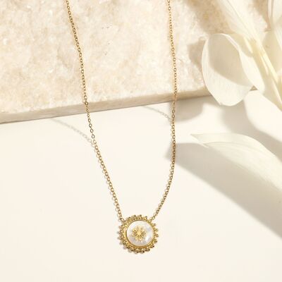 Goldene Halskette aus Perlmutt und Blumen