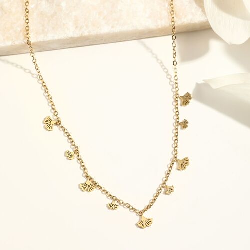 Collier chaîne dorée avec multiples pendentifs fleur de ginkgo