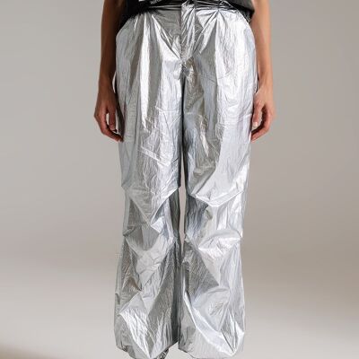 Pantaloni oversize con paracadute metallico color argento