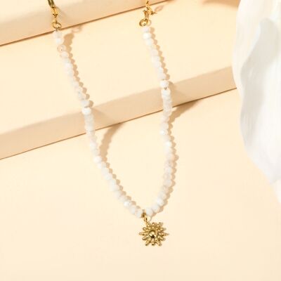 Goldene Halskette mit weißen Steinen und Sonnenanhänger