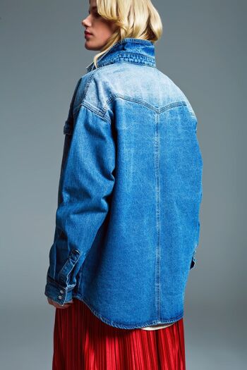 Veste en jean surdimensionnée de style cargo en délavage moyen. 4