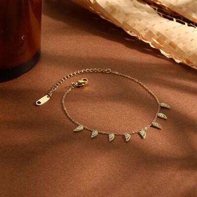 Golden chain bracelet with mini wing pendants