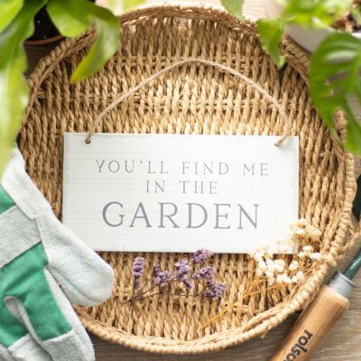 Hängendes Schild „Du findest mich im Garten“.