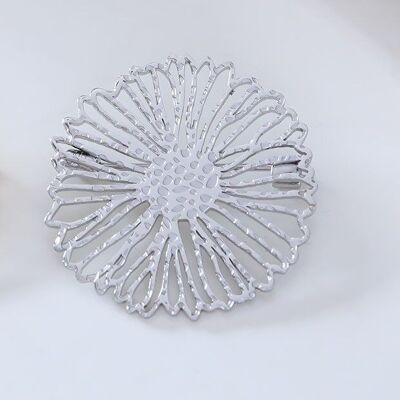 Runde silberne Blumenbrosche aus Edelstahl