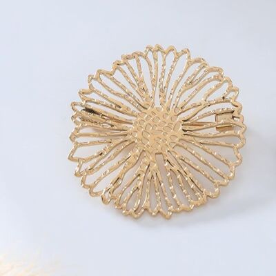 Golden round flower brooch in stainless steel