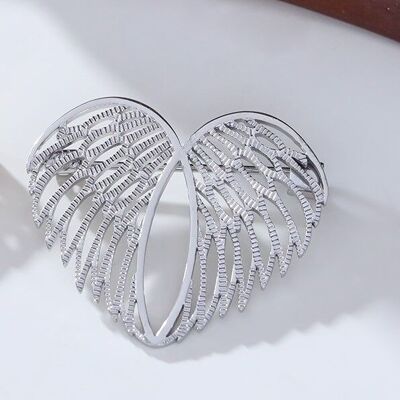 Broche de plata con alas de acero inoxidable.