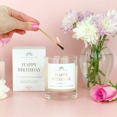 Joyeux anniversaire - Bougie de soja parfumée au gâteau d'anniversaire dans une boîte cadeau