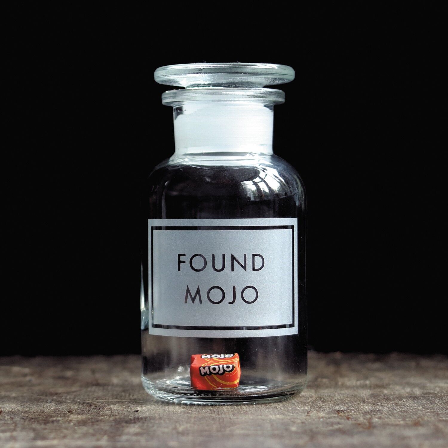 Encontrado mojo tarjeta de saludos en blanco