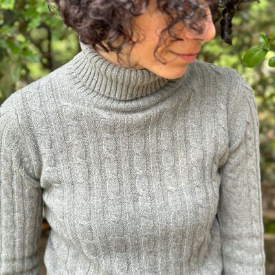 Jersey de mujer de punto trenzado con cuello alto de cachemira regenerada