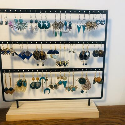 21 pairs of earrings + wooden and metal holder