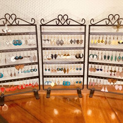 20 or 24 small pairs of earrings + black metal holder