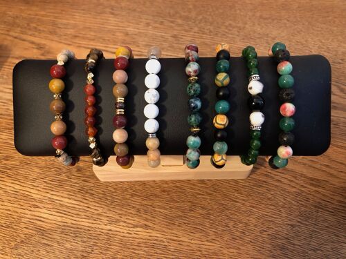 10 bracelets en pierres semi-précieuses + présentoir en bois