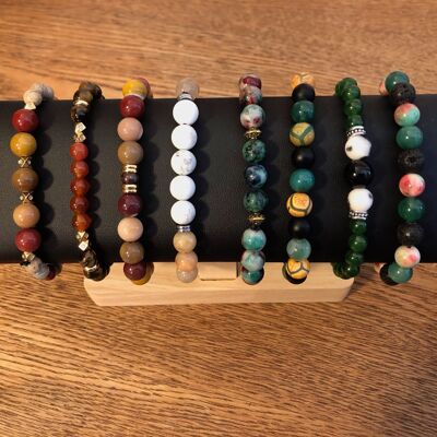 10 bracelets en pierres semi-précieuses + présentoir en bois