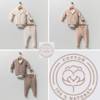 Un paquete de cuatro tamaños de conjunto de estilo de chaqueta trío para niño de prendas de punto de algodón orgánico