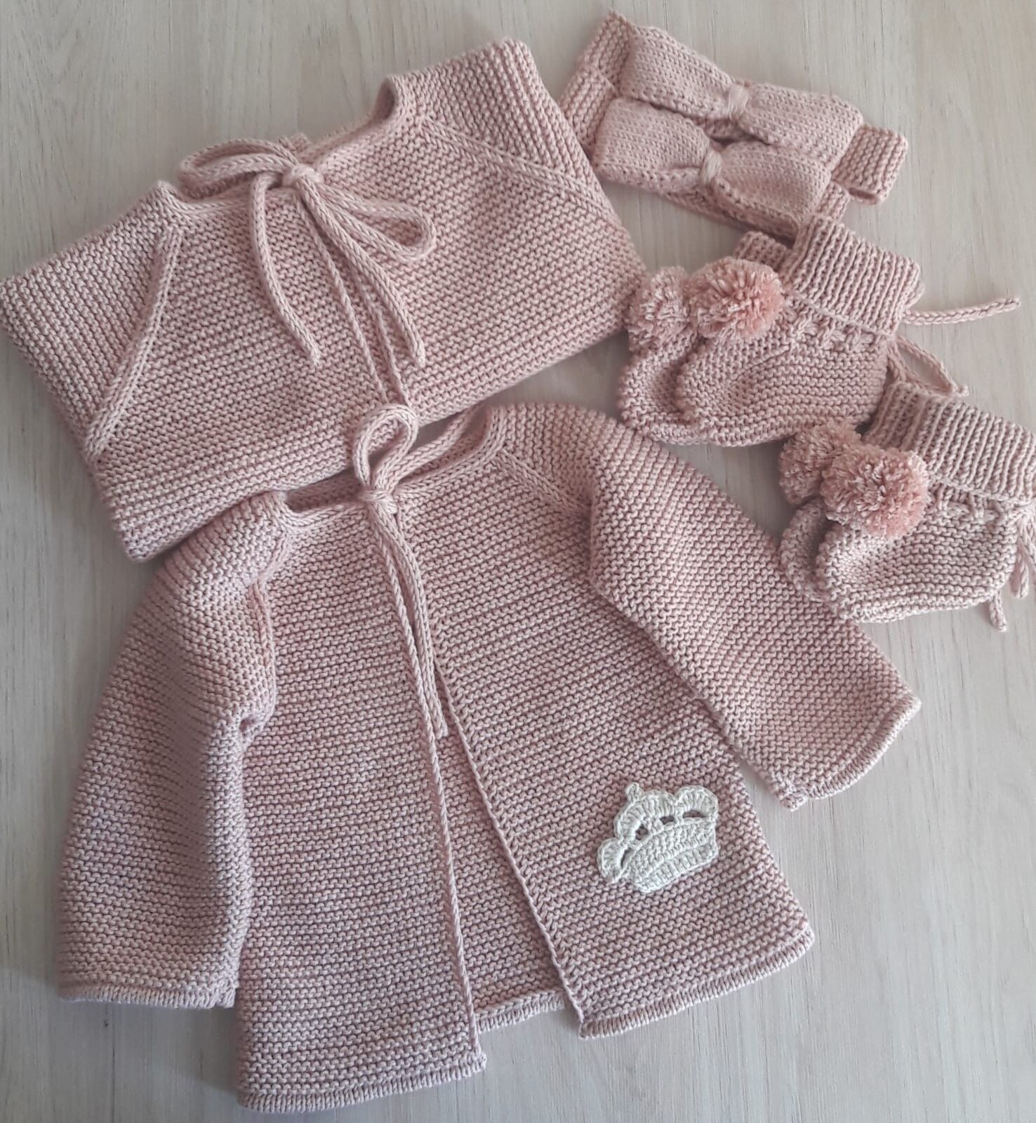 Set cardigan con corona in cotone organico lavorato a mano 0-1 anno