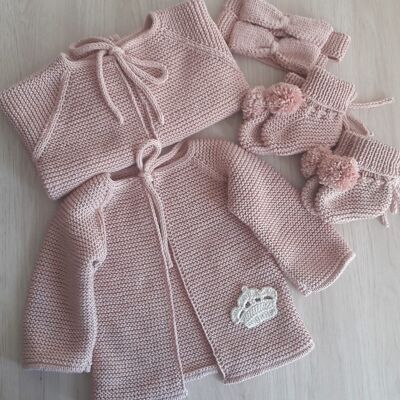 Handgestricktes Kronen-Cardigan-Set aus Bio-Baumwolle, 0–1 Jahre