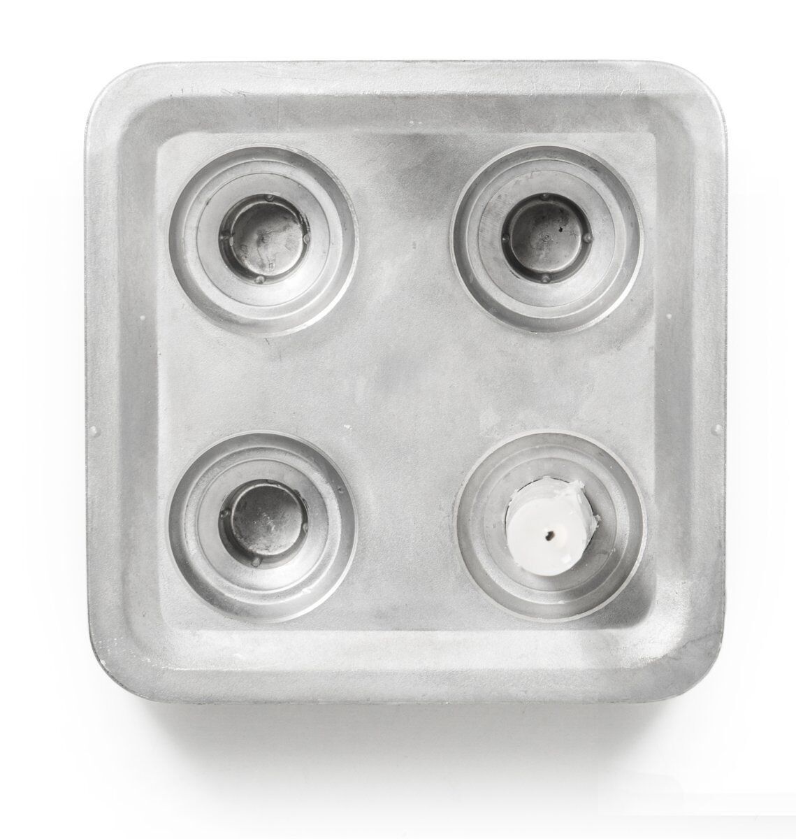 Candelabro de material reciclado con espacio para cuatro velas.