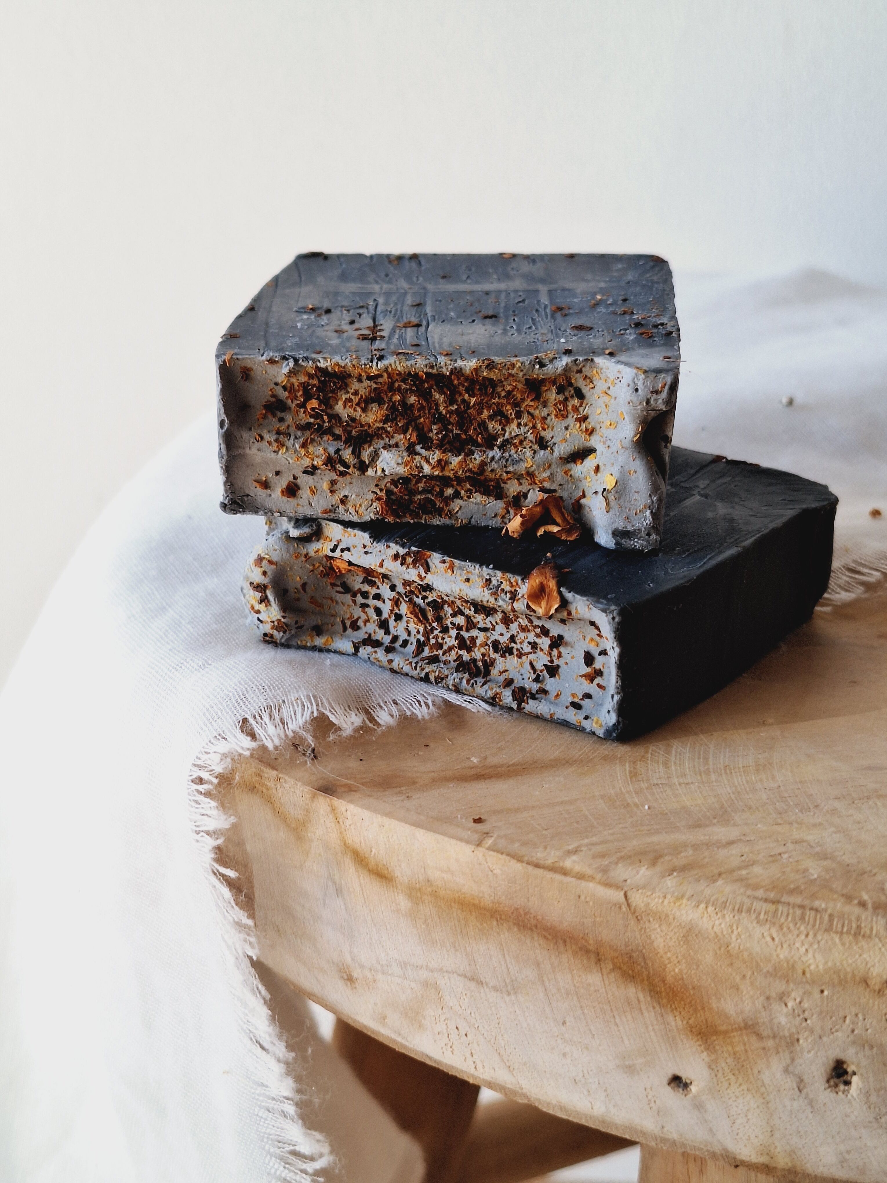 Sapone Intenso al Cedro (carbone attivo, cedro e legno di sandalo) 100gr