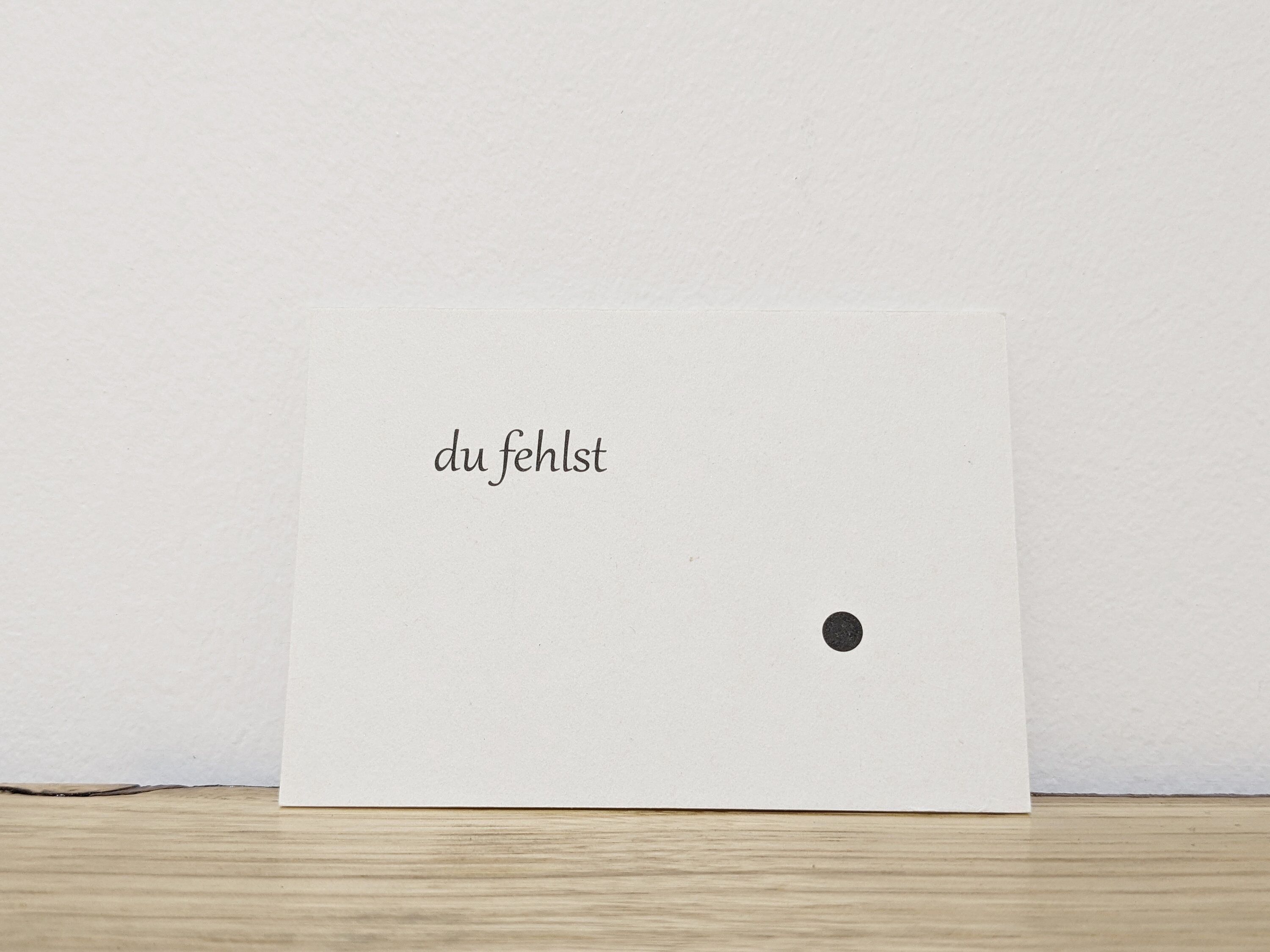 Cartolina mini Din A7 "ti manchi" - come piccolo regalo o lettera d'amore stampata su cartone di pasta di legno massiccio