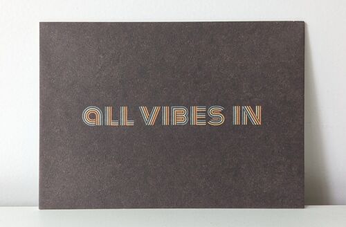 Postkarte "all vibes in" - auf fester Holzschliffpappe gedruckt