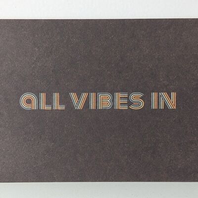 Carte postale "all vibes in" - imprimée sur carton en pâte de bois massif