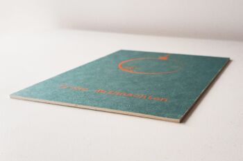 Carte de Noël "Boule de Noël" - un design simple et des couleurs spéciales sur du carton à pâte de bois 3