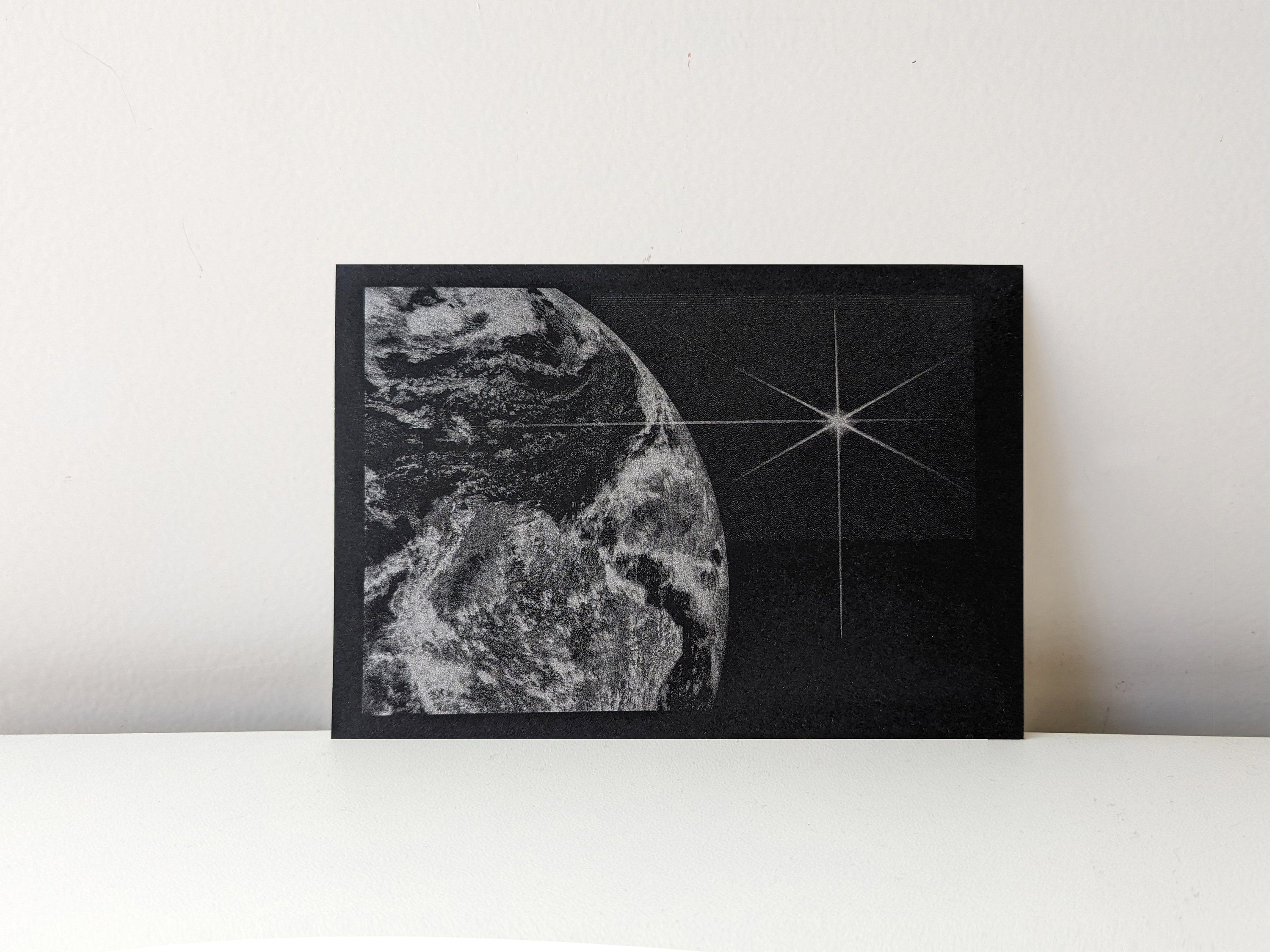 Il mondo risplende luminoso: argento su nero