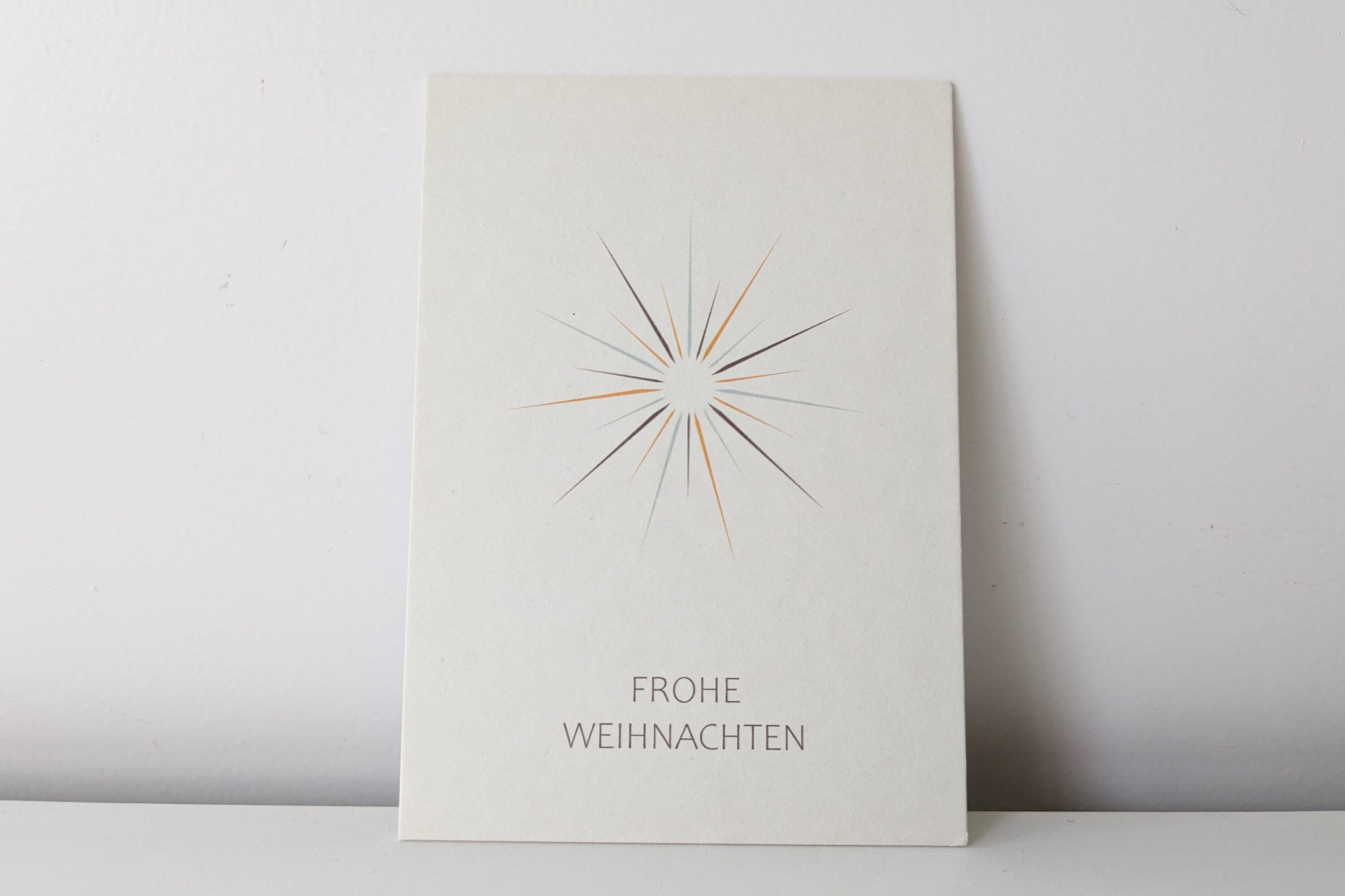 Buon Natale in design retrò - stella su cartone in legno macinato