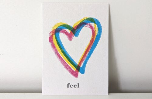 Postkarte "feel love" -  Liebe braucht die Welt. feel it. Auf Holzschliffpappe.