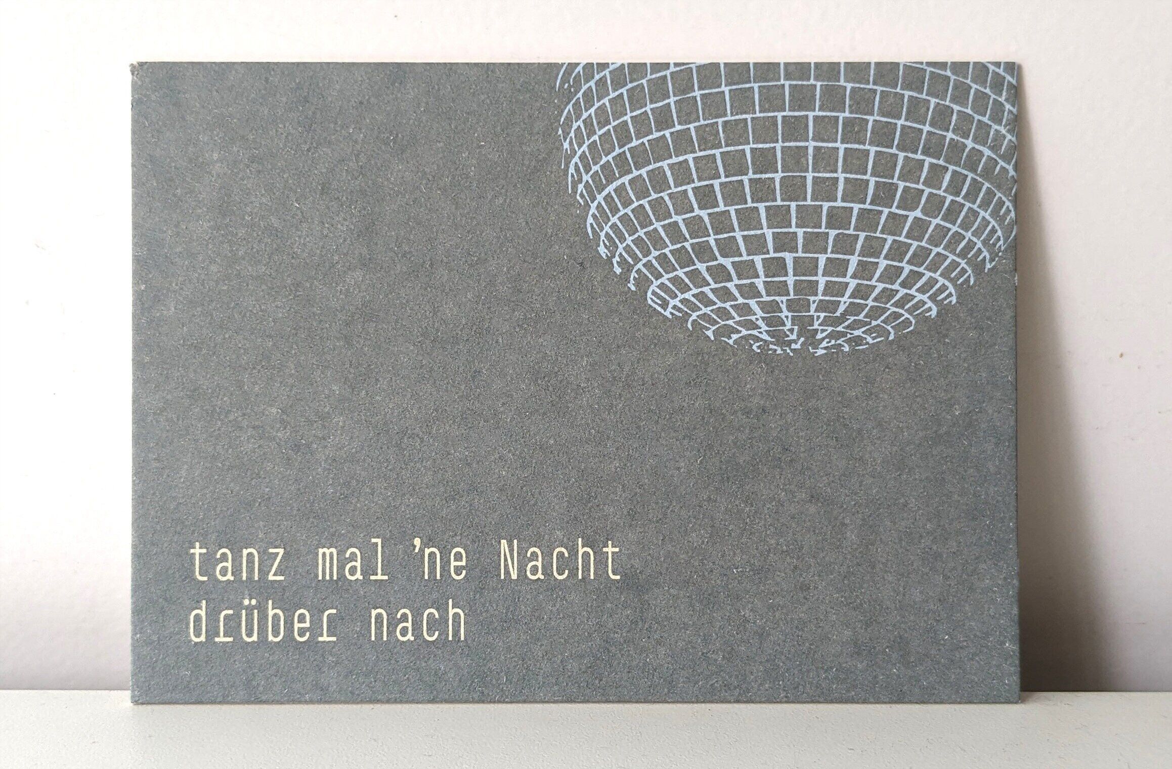 Cartolina "balla per una notte" - testa e pensieri fuori, musica accesa