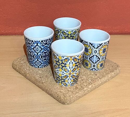 Schnapsbecher MARTELINHO aus Porzellan mit Fliesenmustern - 4er-Set plus Korktablett