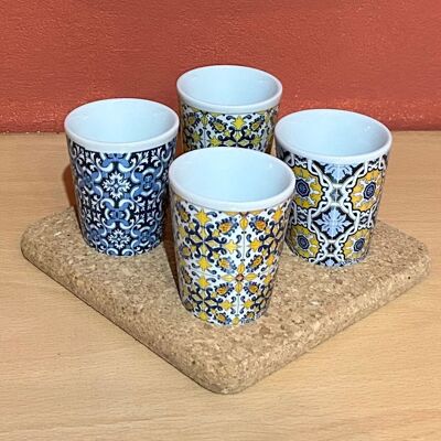 Tasses à liqueur MARTELINHO en porcelaine motifs carreaux - lot de 4 plus plateau en liège