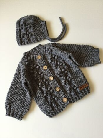 Cardigan et bonnet pour bébé citronnier bio tricotés à la main 2