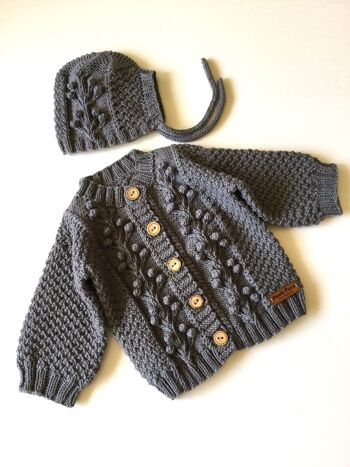 Cardigan et bonnet pour bébé citronnier bio tricotés à la main 1