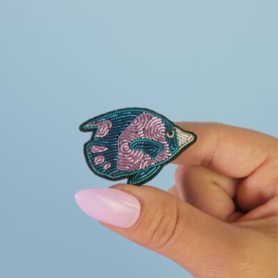 Broche de pez hecho a mano con bordado de cannetille - Colección Ocean