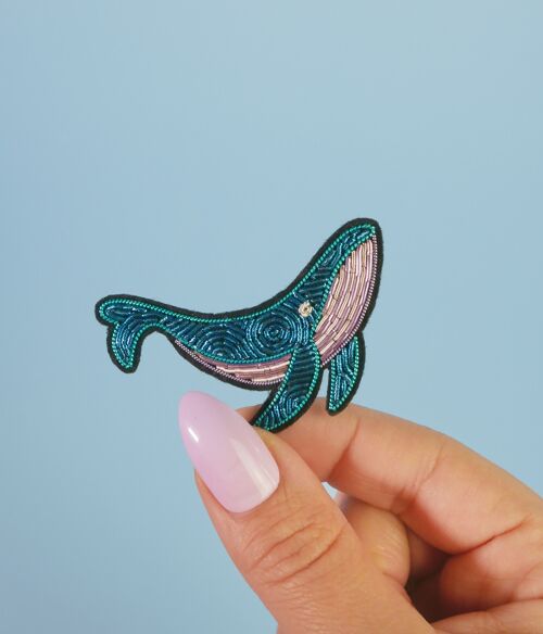 Broche Baleine fait main broderie cannetille - Collection Océan