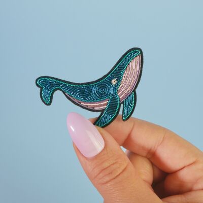 Spilla balena fatta a mano con ricamo cannetille - Collezione Ocean