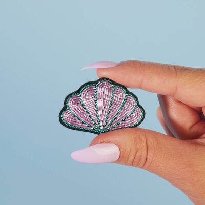 Broche de concha iridiscente hecho a mano con bordado de cannetille - Colección Ocean