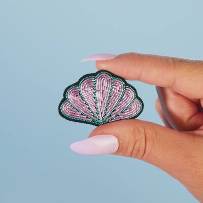 Broche de concha iridiscente hecho a mano con bordado de cannetille - Colección Ocean
