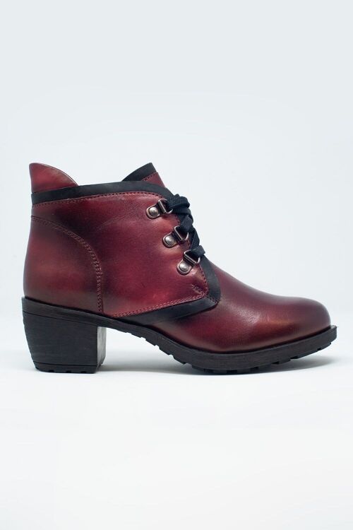 Lace up boot in maroon