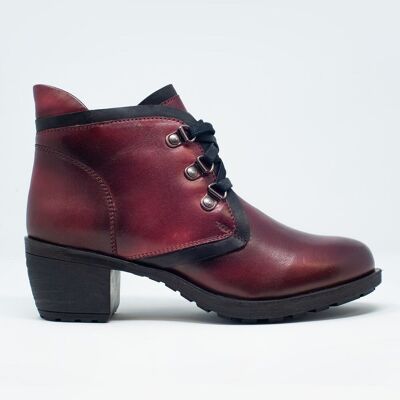 Lace up boot in maroon