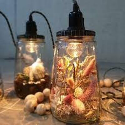 Handgefertigte Lampen gefüllt mit Trockenblumen