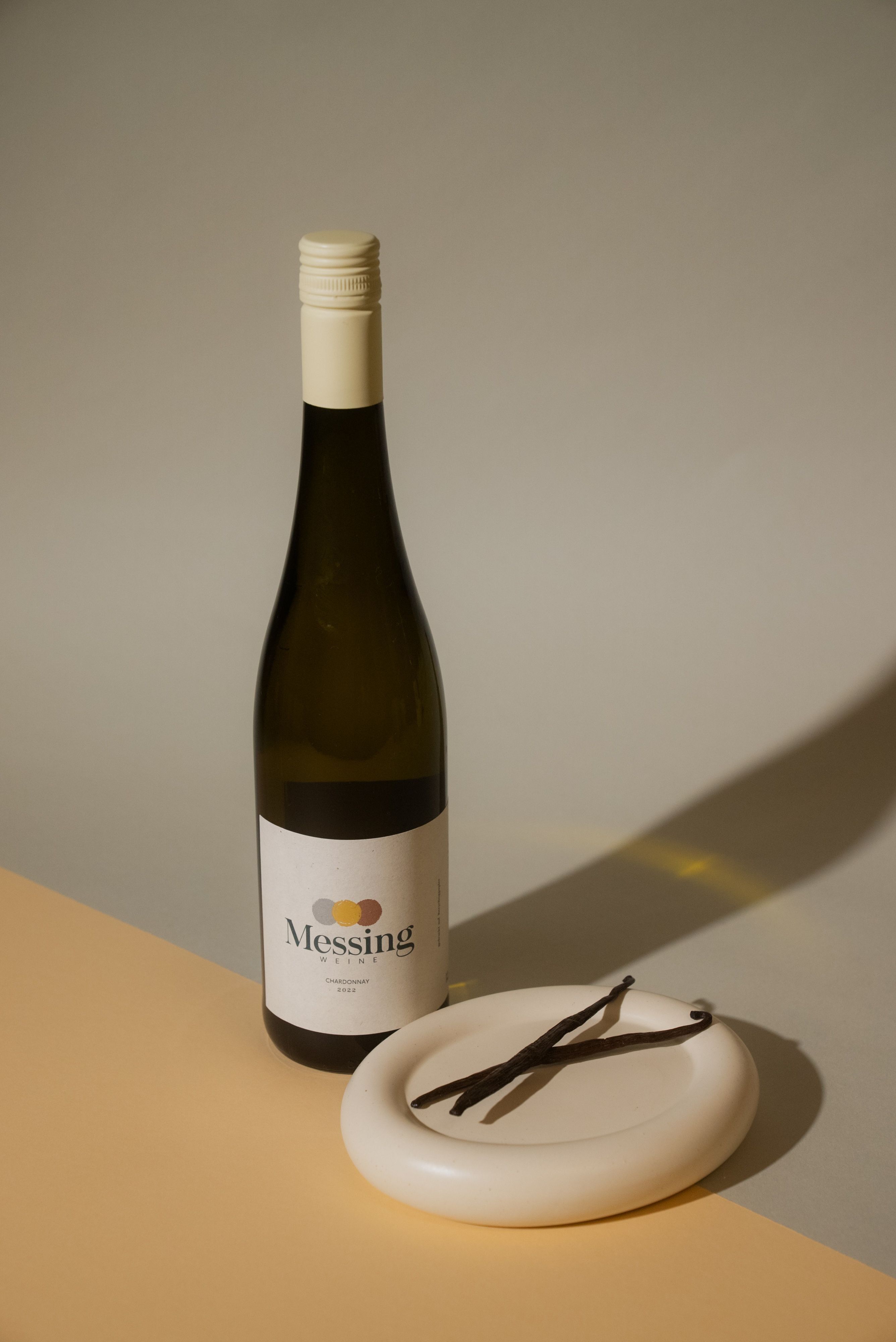 Vino bianco Chardonnay in ottone