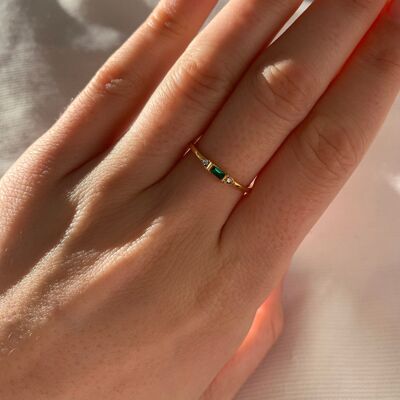 Moderno anello da donna in acciaio inossidabile con zirconio verde