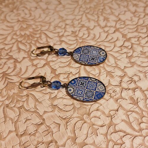 Boucles d'oreilles résine perles laiton bronze motif bleu blanc