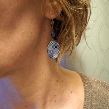 Boucles d'oreilles résine perles laiton bronze motif bleu blanc 2