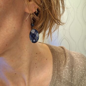 Boucles d'oreilles résine perles laiton bronze motif bleu blanc 4