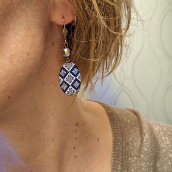 Boucles d'oreilles résine perles laiton bronze motif bleu blanc 6